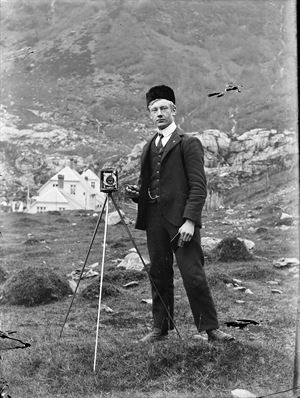 Sjøvportrett av Paul Olaf Pederson Stang (1888-1923). Pal Stang var frå garden Stang (Stavanger) i Stongfjorden. Han jobba på A/S Stongfjorden Elektrokemiske Fabriker. I 1906 lærte Paul seg å fotografere, og som hobbyfotograf dokumenterte han endringane som industrien førde med seg i Stongfjorden.
