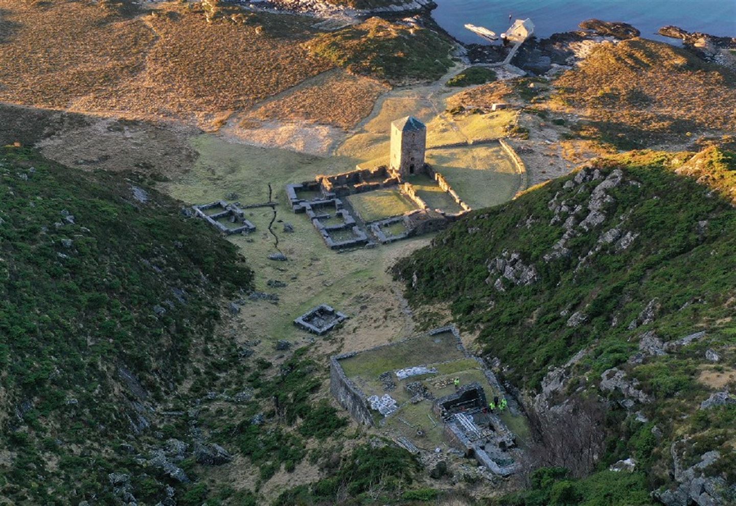 Dronefoto av Selja kloster og helgenanlegg.