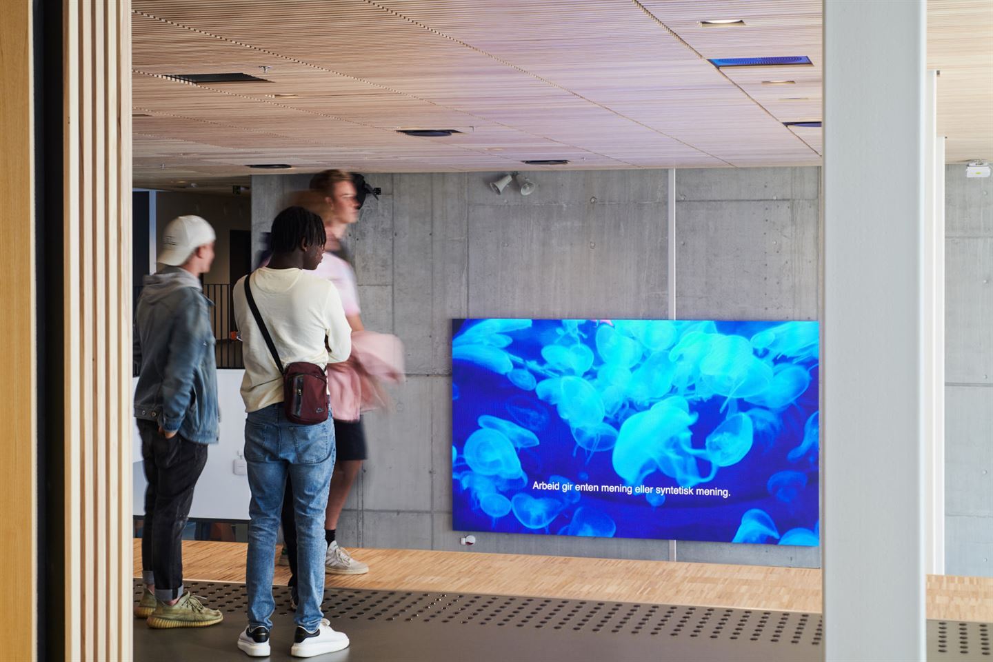 Kunstverket Øye, hånd, sinn, som er ein film, på Åsane vidaregåande skule.