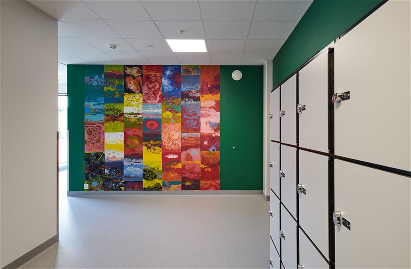 Kunstverket Med vind på Åsane vidaregåande skule.