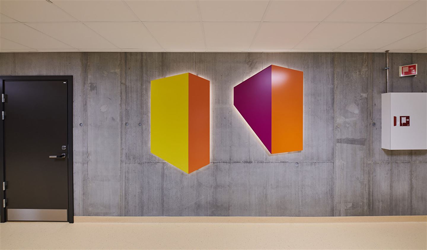 Kunstverket Åtte undervegs på Åsane vidaregåande skule.