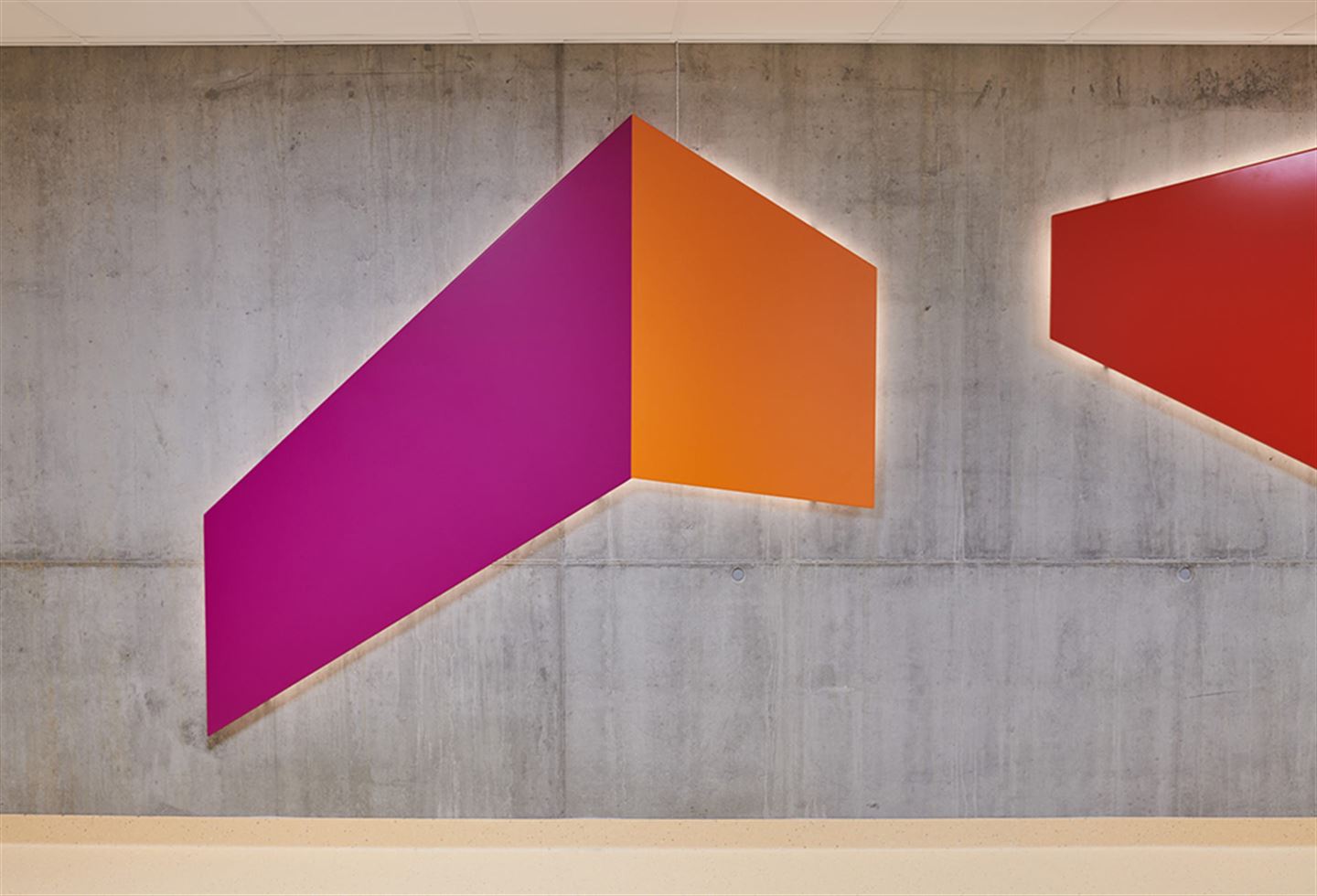 Kunstverket Åtte undervegs på Åsane vidaregåande skule.