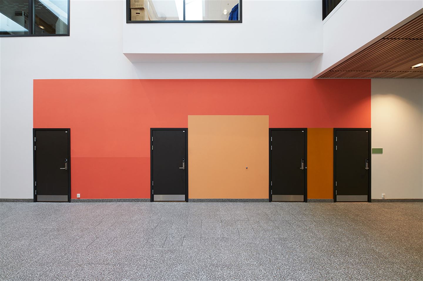 Kunstverket Å samle på farge / Collecting Color av Katrine Giæver. Kunstverket er på Åsane vidaregåande skule. 