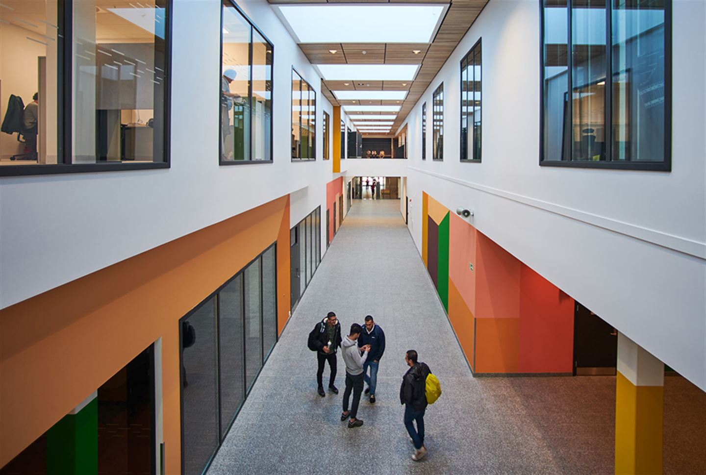 Kunstverket Å samle på farge / Collecting Color av Katrine Giæver. Kunstverket er på Åsane vidaregåande skule. 