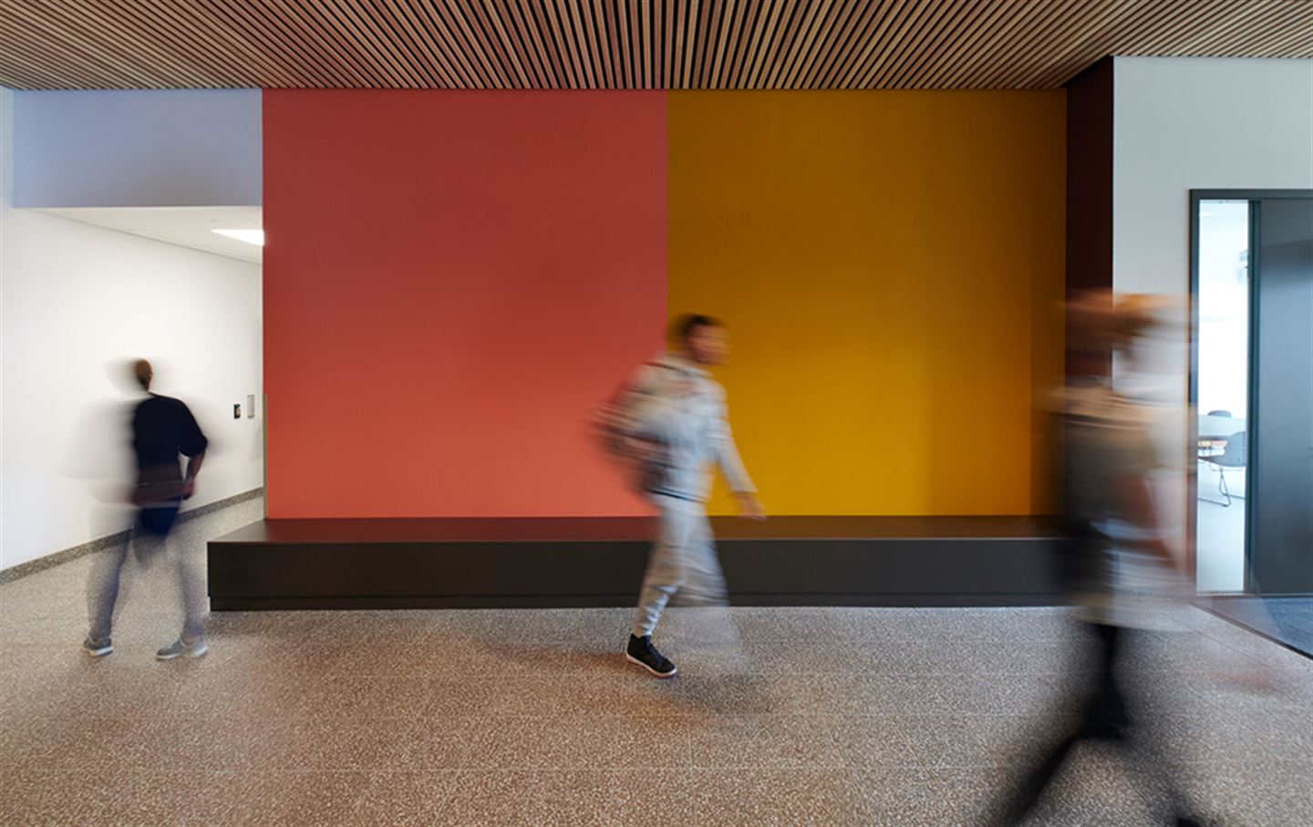 Kunstverket Å samle på farge / Collecting Color av Katrine Giæver. Kunstverket er på Åsane vidaregåande skule. 