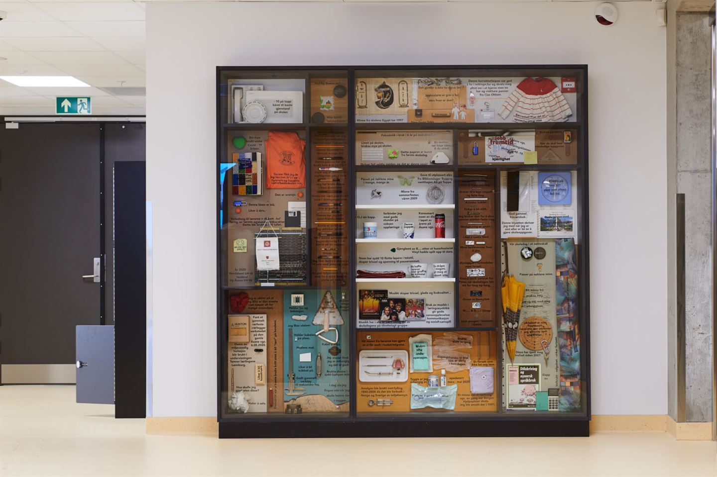 Kunstverket Vår hylle er fylt med historier på Åsane vidaregåande skule.