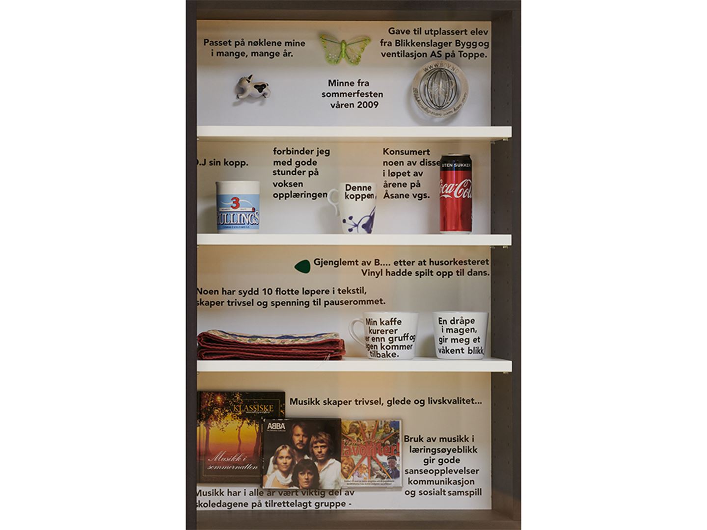 Kunstverket Vår hylle er fylt med historier på Åsane vidaregåande skule.