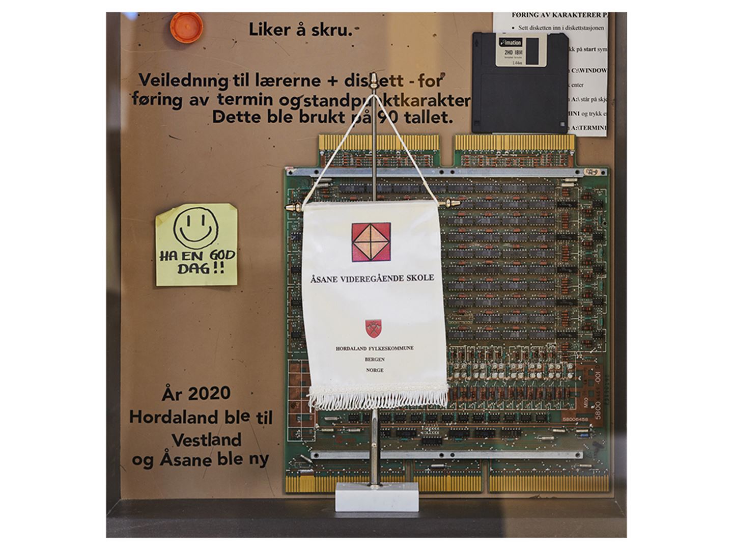 Kunstverket Vår hylle er fylt med historier på Åsane vidaregåande skule.