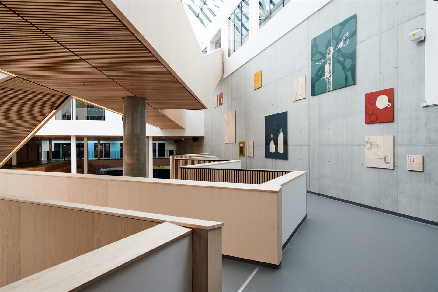 Kunstverket Rekonstruksjoner med digitaltrykk og svipenntekningar. Det er ein serie bilde på Åsane vidaregåande skule.