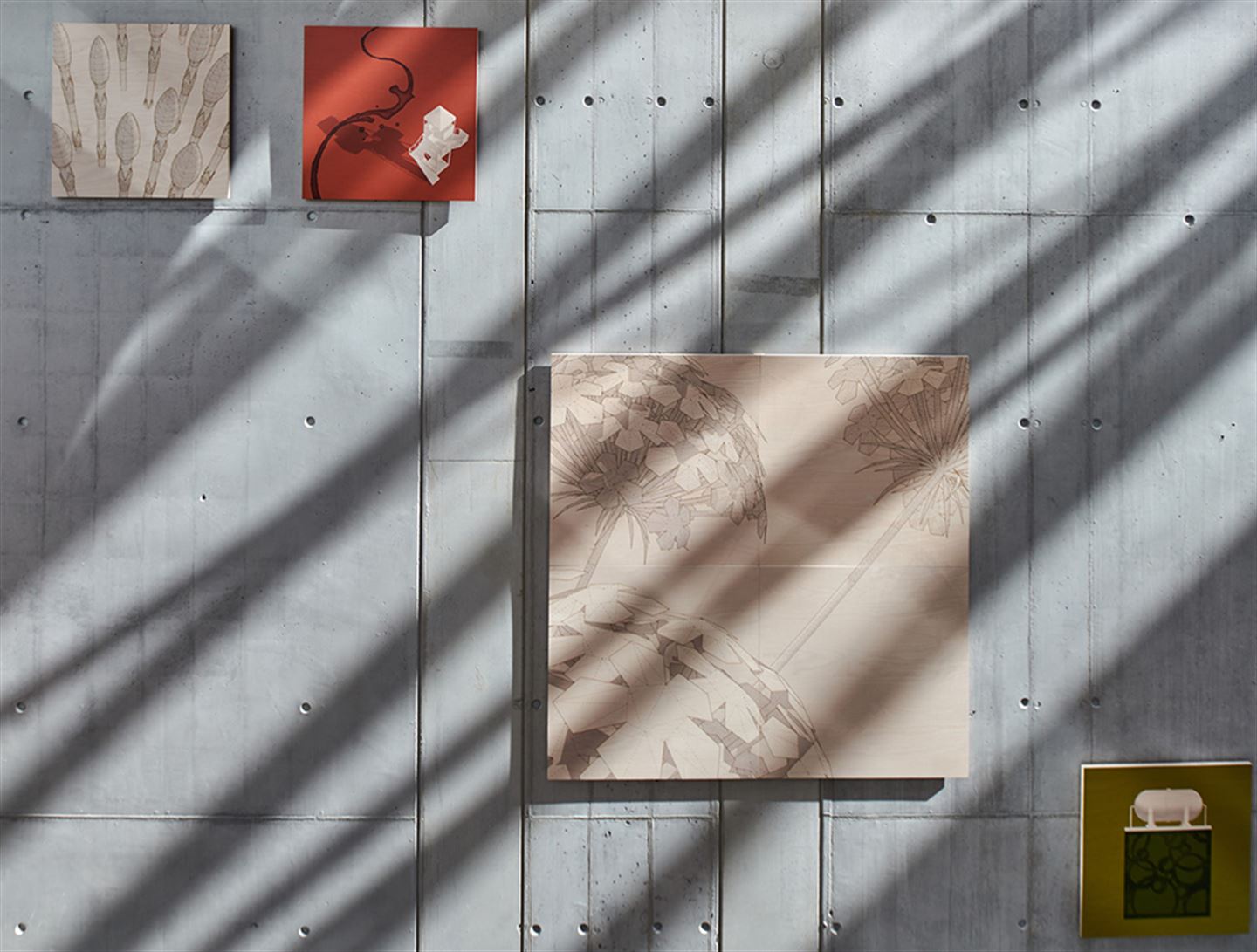 Kunstverket Rekonstruksjoner med digitaltrykk og svipenntekningar. Det er ein serie bilde på Åsane vidaregåande skule.