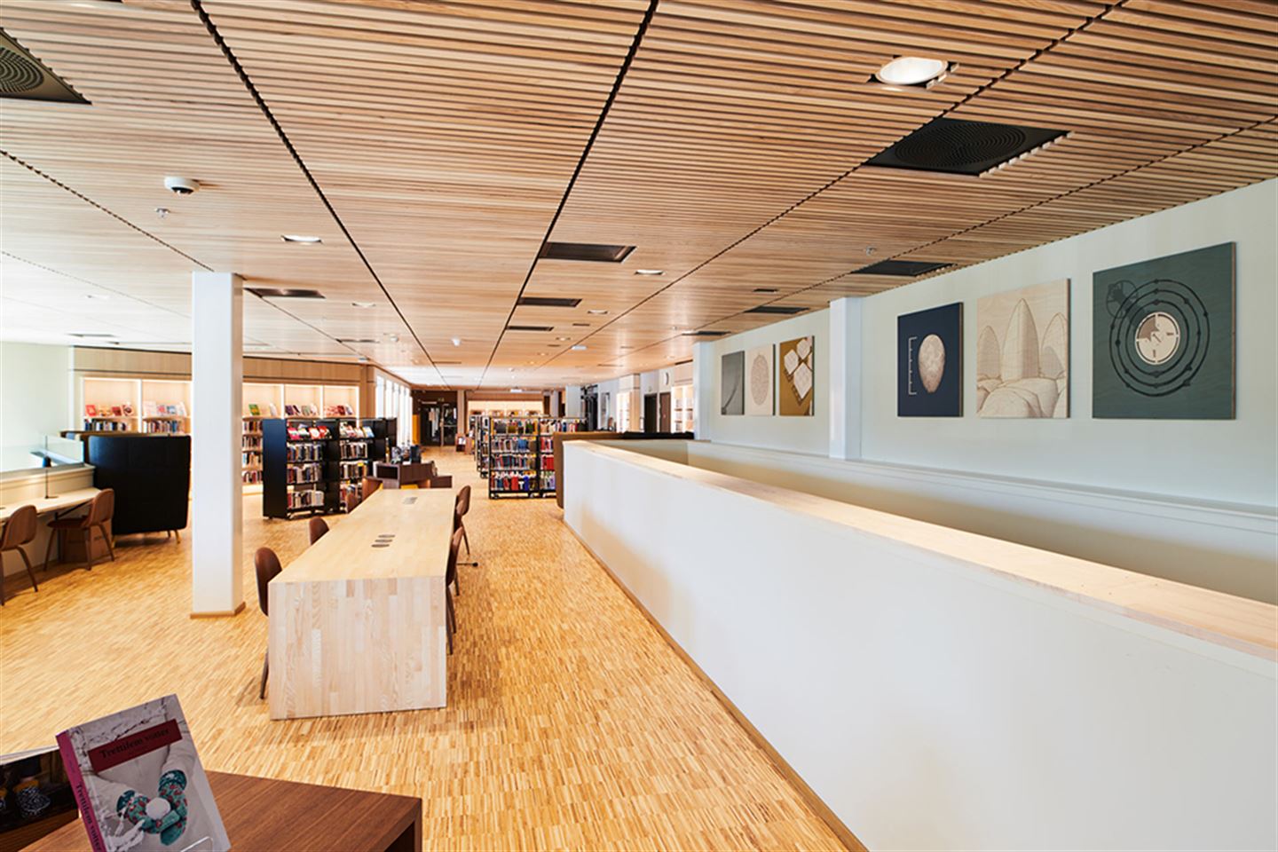 Kunstverket Rekonstruksjoner med digitaltrykk og svipenntekningar. Det er ein serie bilde på Åsane vidaregåande skule.