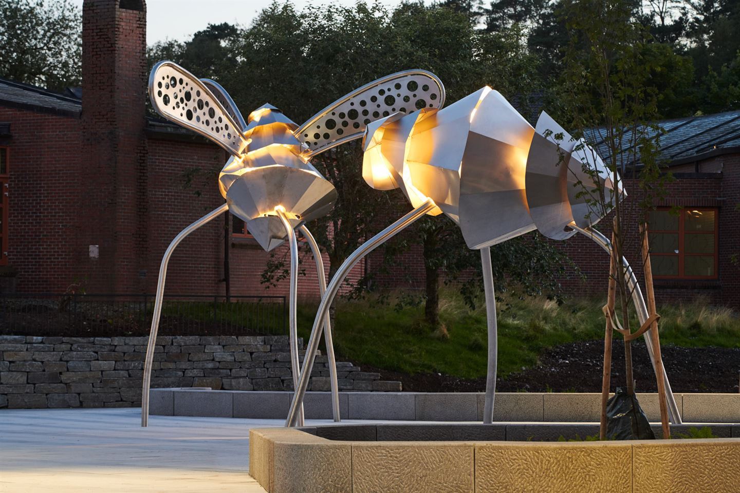 Kunstverket Transformasjonar, fasar, utvikling utanfor Åsane vidaregåande skule.