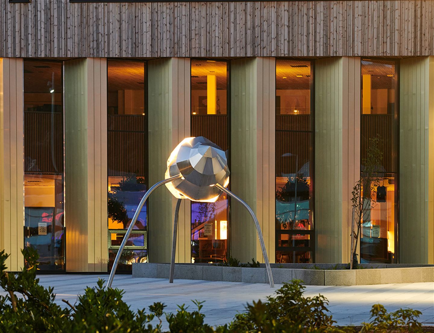 Kunstverket Transformasjonar, fasar, utvikling utanfor Åsane vidaregåande skule.