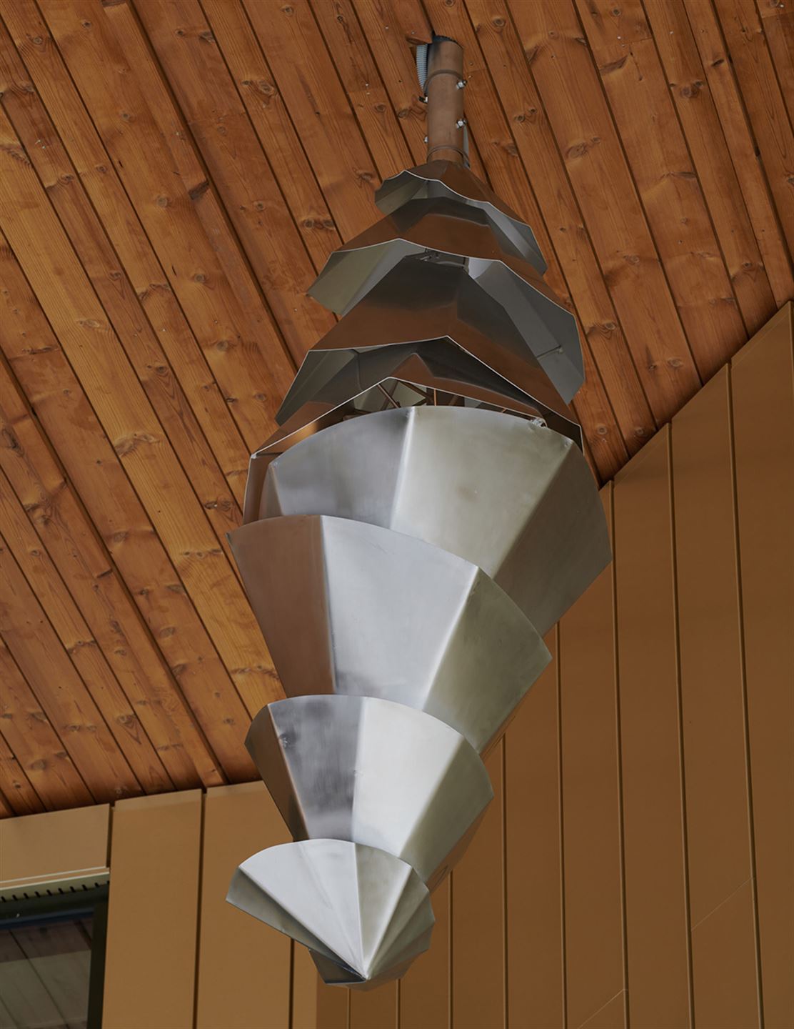 Kunstverket Transformasjonar, fasar, utvikling utanfor Åsane vidaregåande skule.