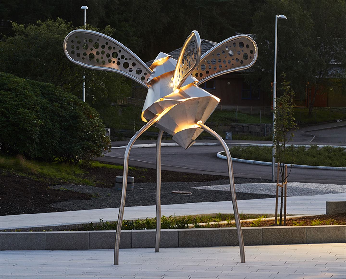 Kunstverket Transformasjonar, fasar, utvikling utanfor Åsane vidaregåande skule.