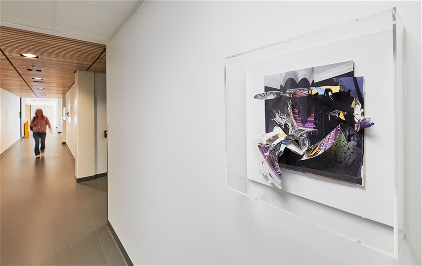 Kunstverk i glasmonter i gang på Åsane vgs.