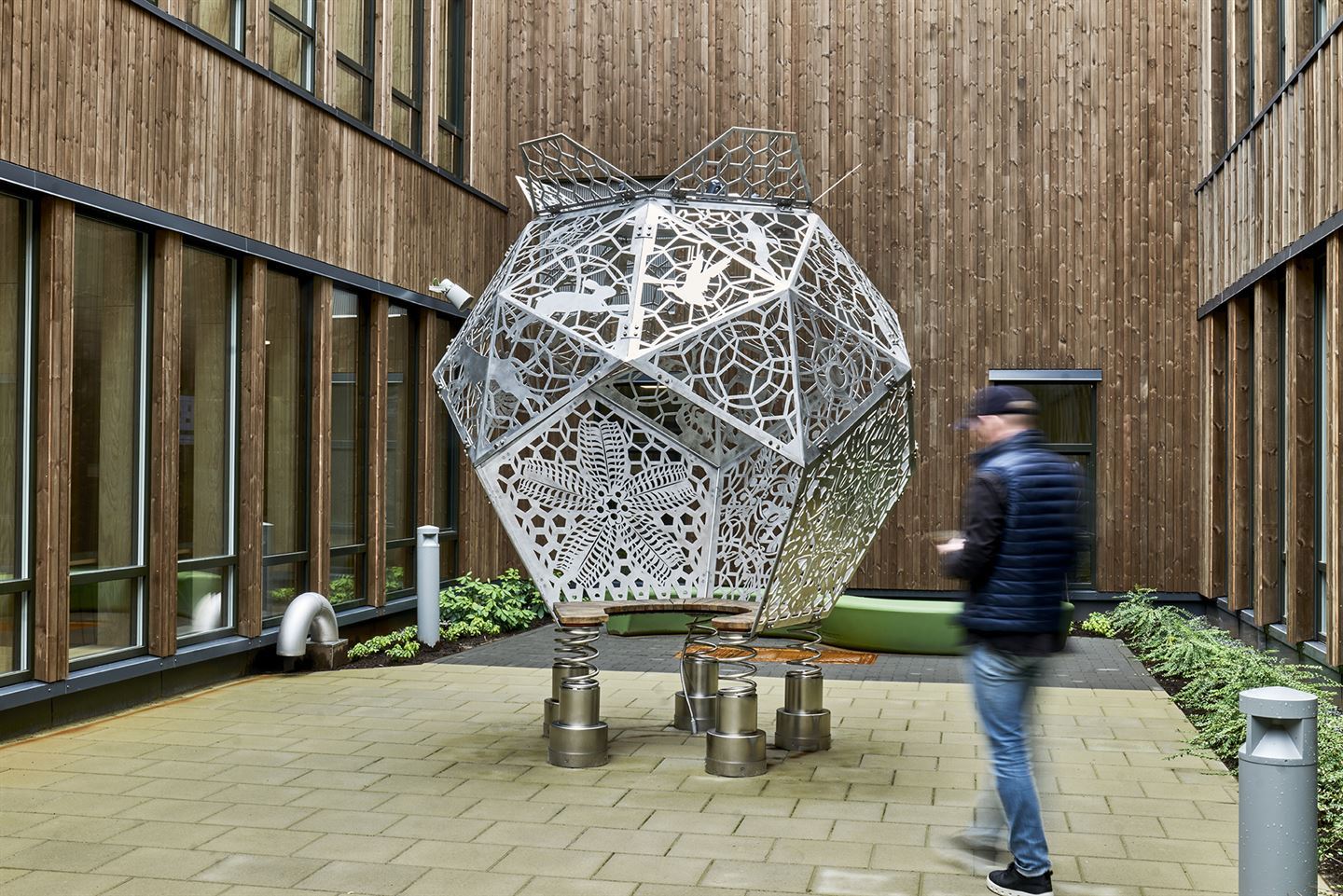 Skulptur i syrefast stål og aluminium på Førde vidaregåande skule.