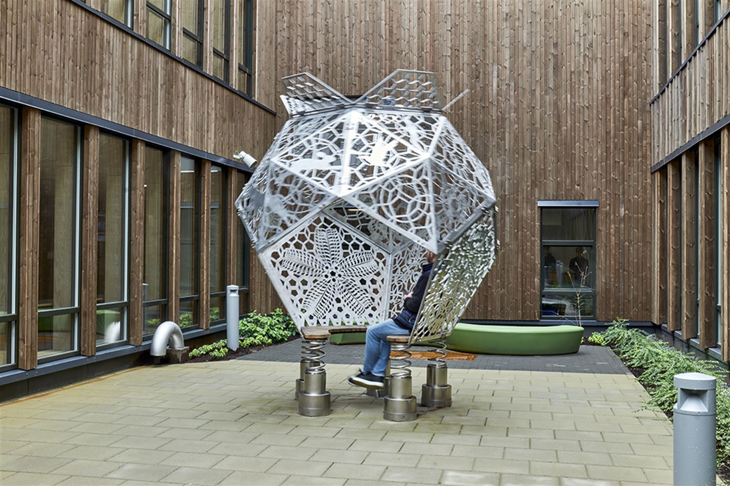 Skulptur i syrefast stål og aluminium på Førde vidaregåande skule.