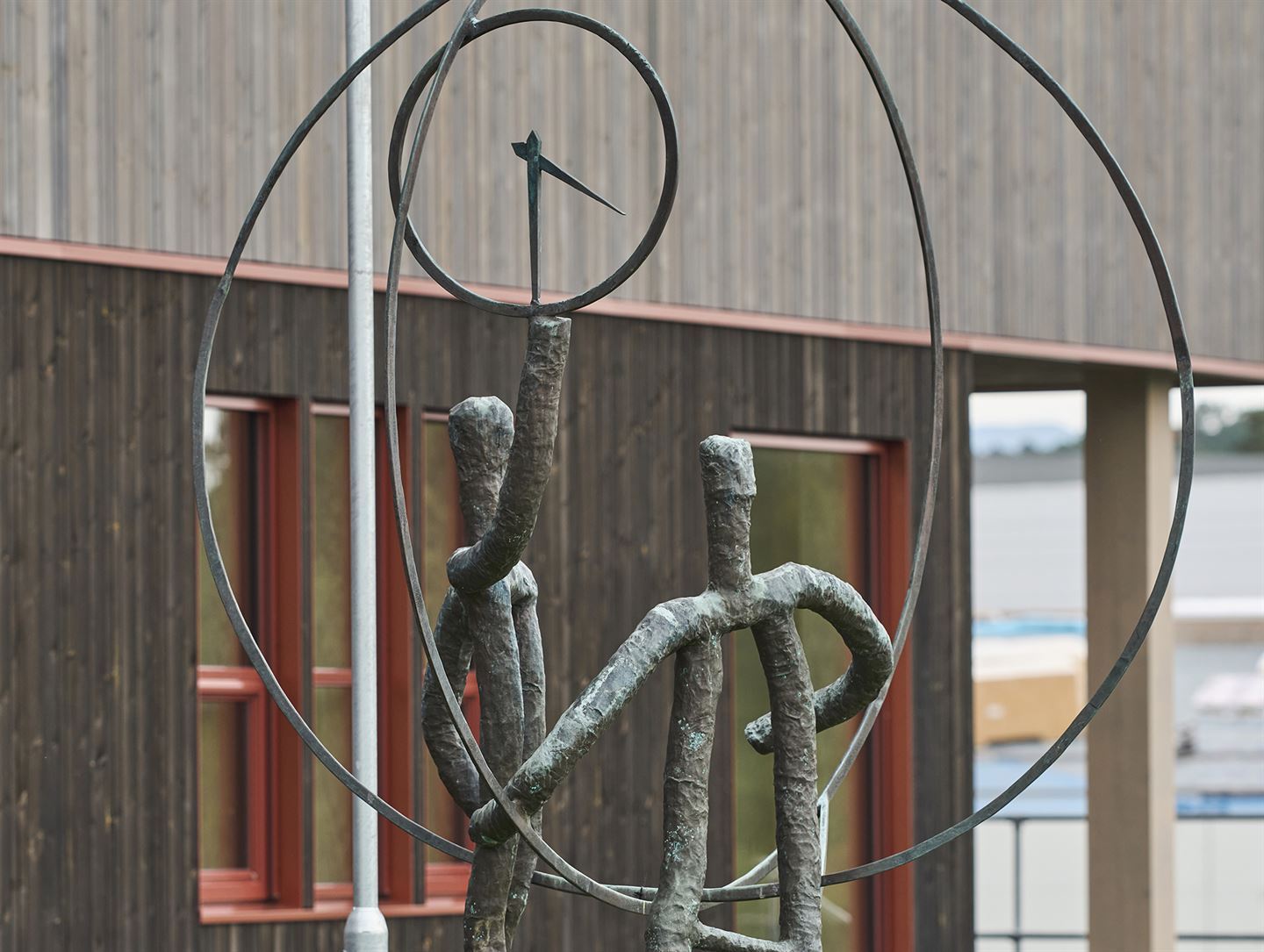 Bronseskulptur utanfor Stord vgs.