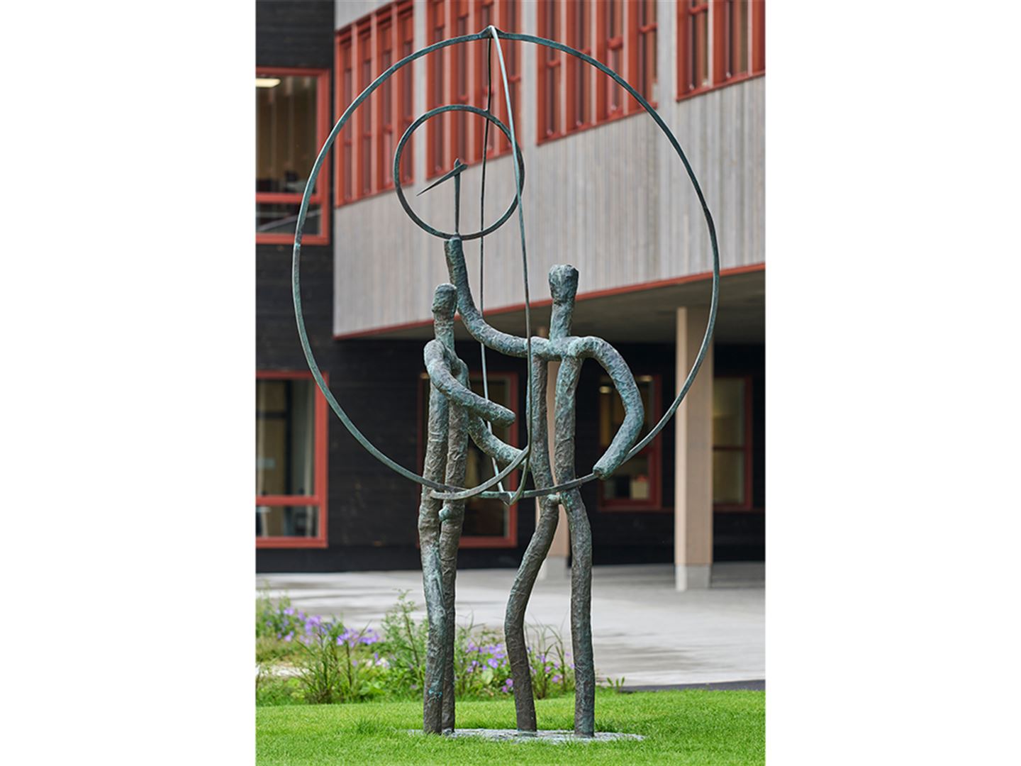 Bronseskulptur utanfor Stord vgs.