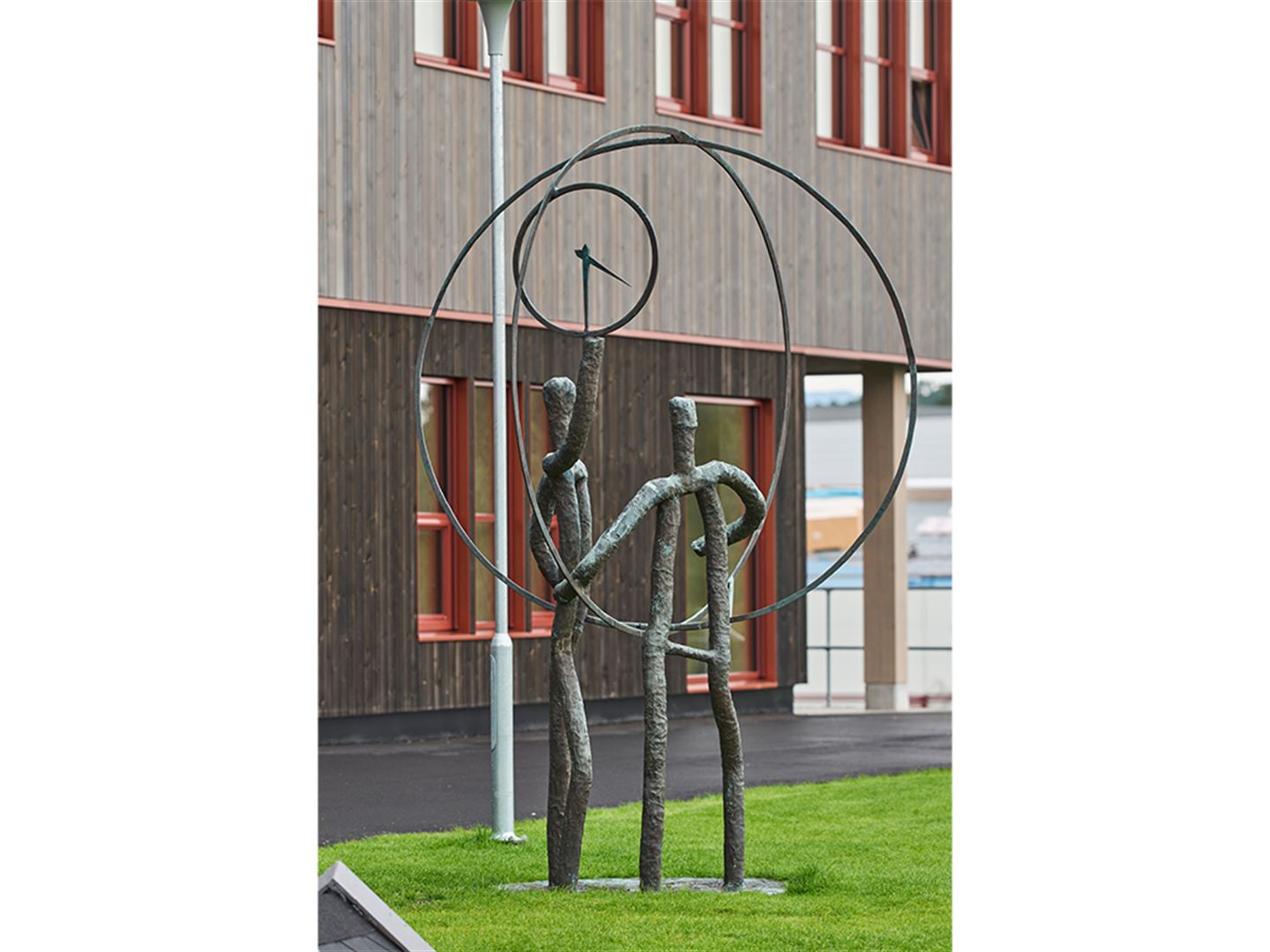 Bronseskulptur utanfor Stord vgs.