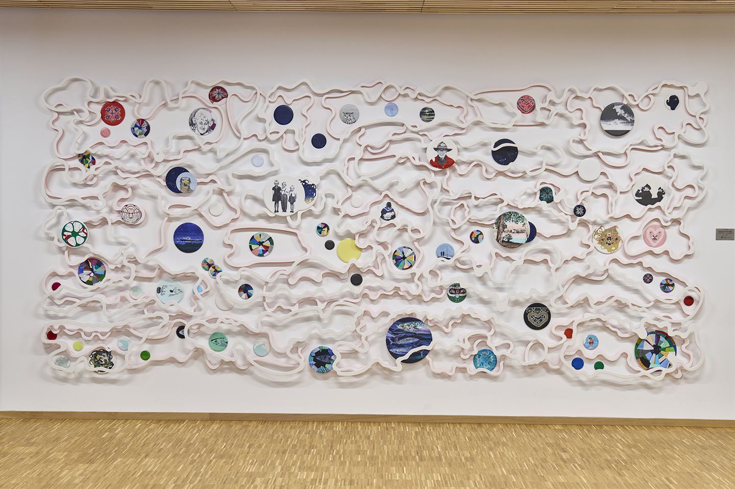 Kunstverk som er ein omfattande og samansett konstruksjon som er inspirert av himmel og hav, med mange runde måleri i ulike storleikar monterte innimellom. 