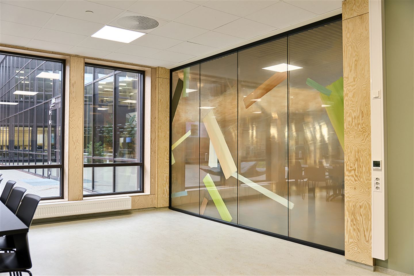 Kunstverk av Marie Buskov på Stord vgs.