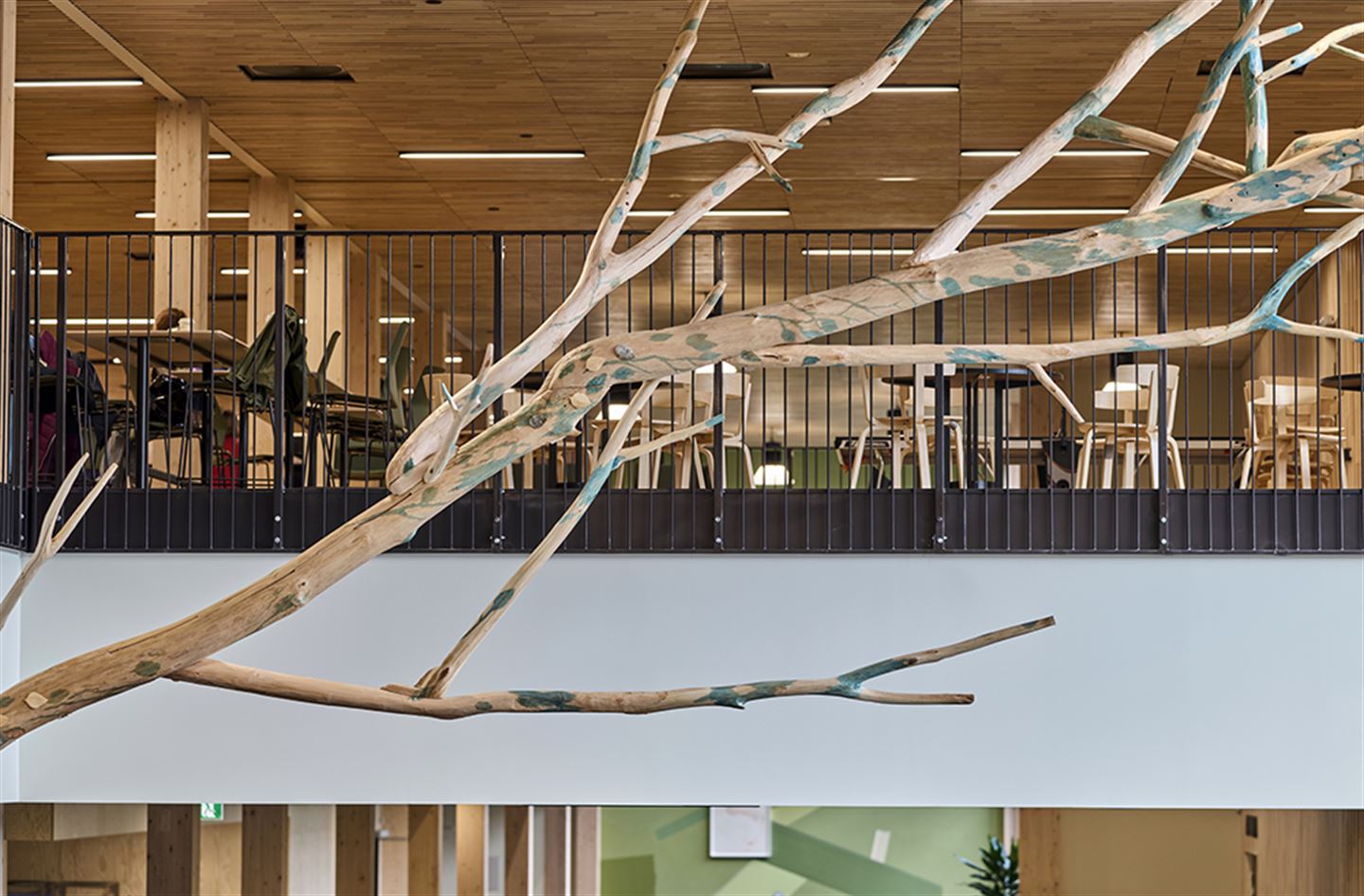 Kunstverk av Tore Reisch på Stord vgs.