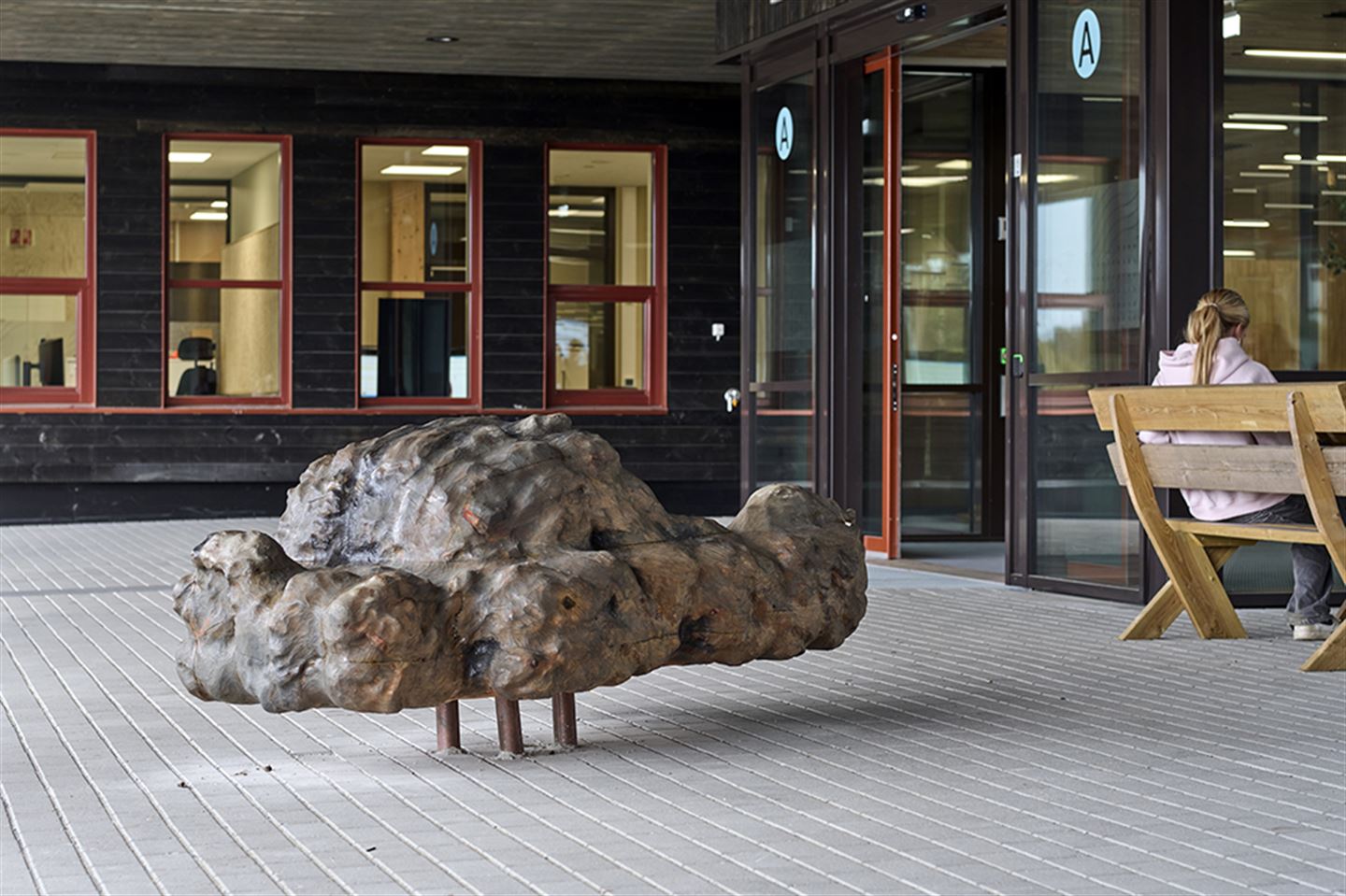 Kunstverk av Tore Reisch på Stord vgs.