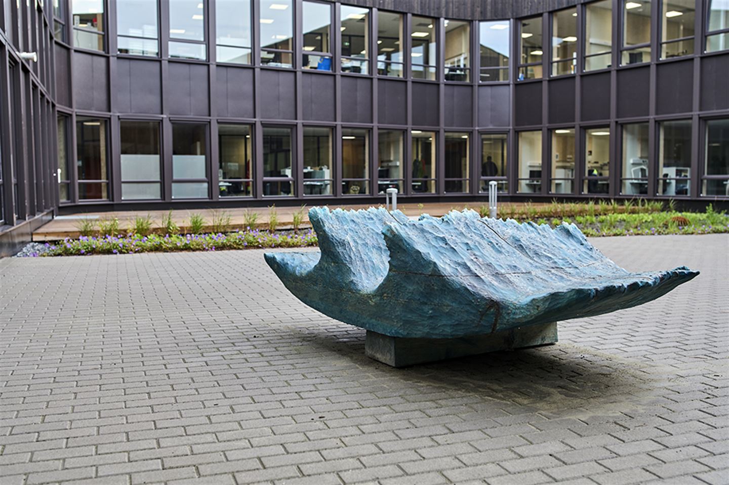 Kunstverk av Tore Reisch på Stord vgs.