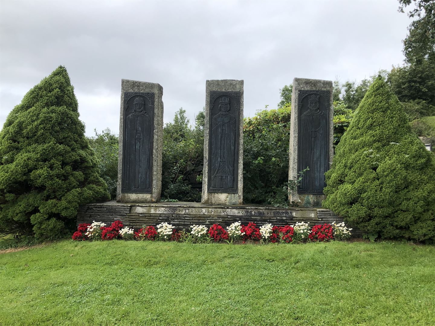 Monumenta av dei tre eminente som prøvde å få kristendomen inn i Noreg via Moster: Olav Tryggvason, Biskop Grimkjell og Olav Haraldsson.