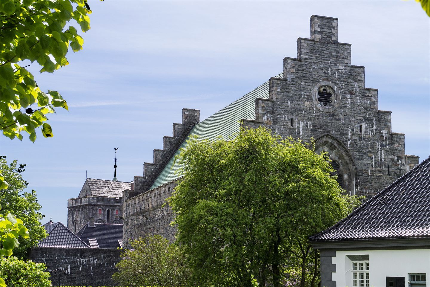 Håkonshallen i Bergen med blå himmel bak