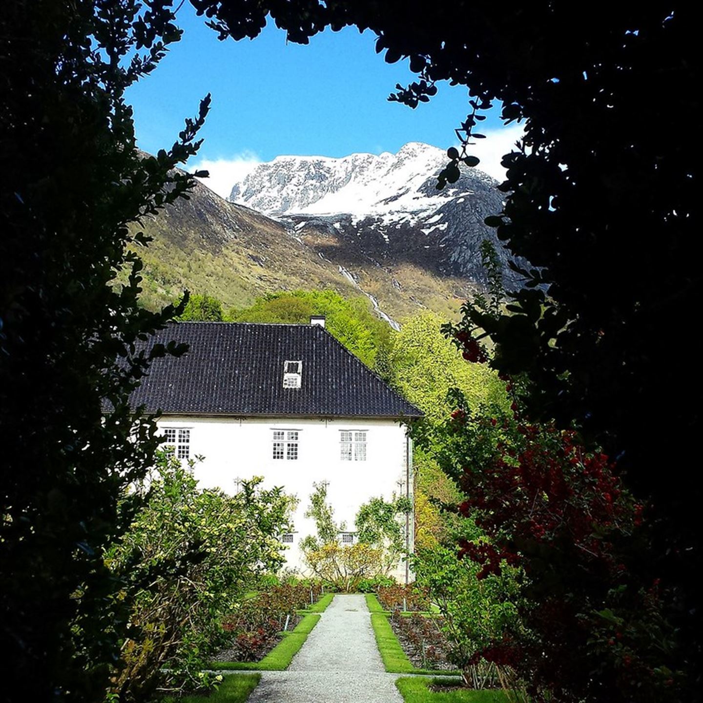 det kvite huset  i Baroniet Rosendal med omgivelser rundt