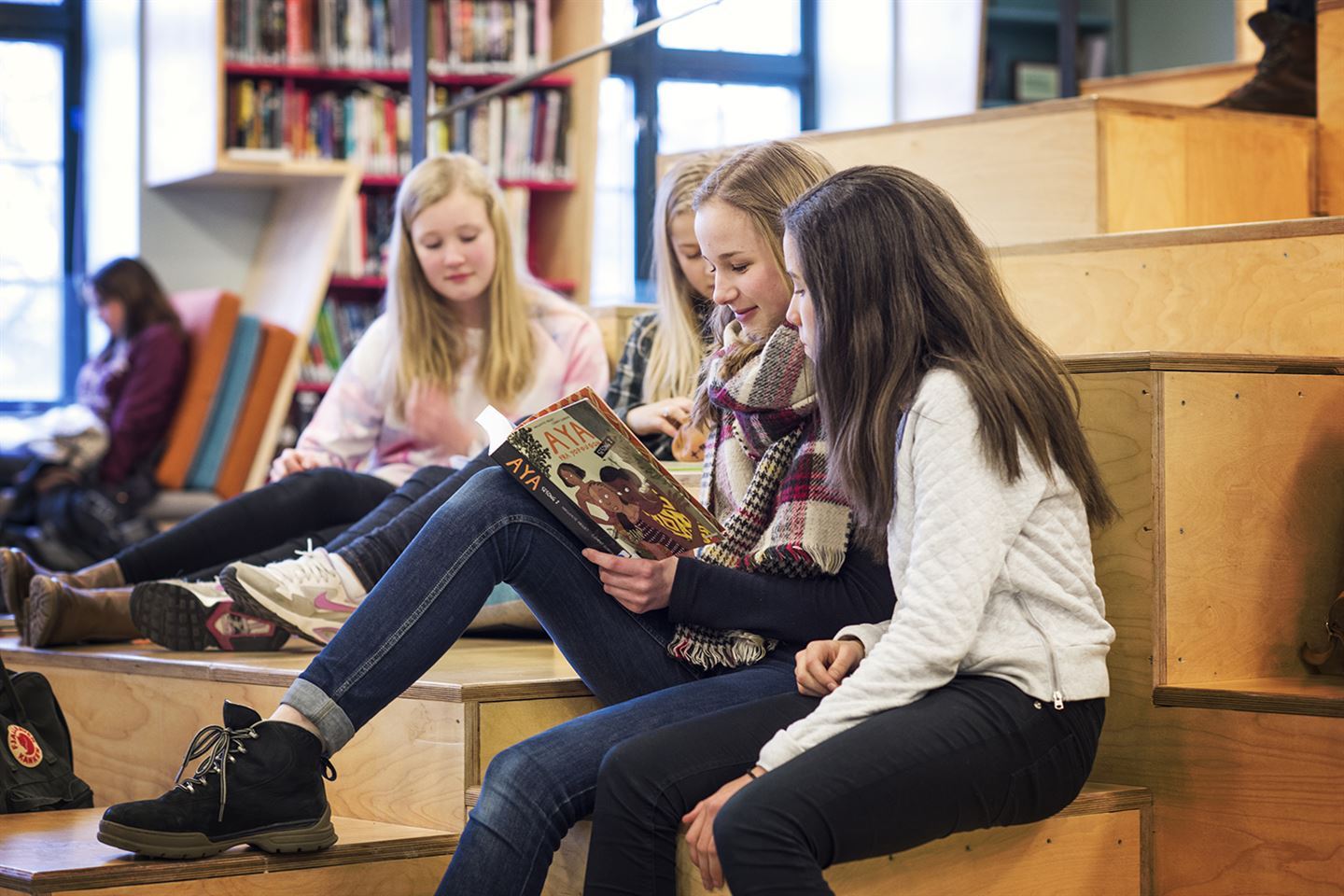 Ungdomar på bibliotek.