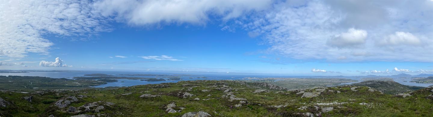 Frå vetestaden vel 190 meter over havflata ser du vidt utover frå Fedje i sørvest til Sula i nordvest.