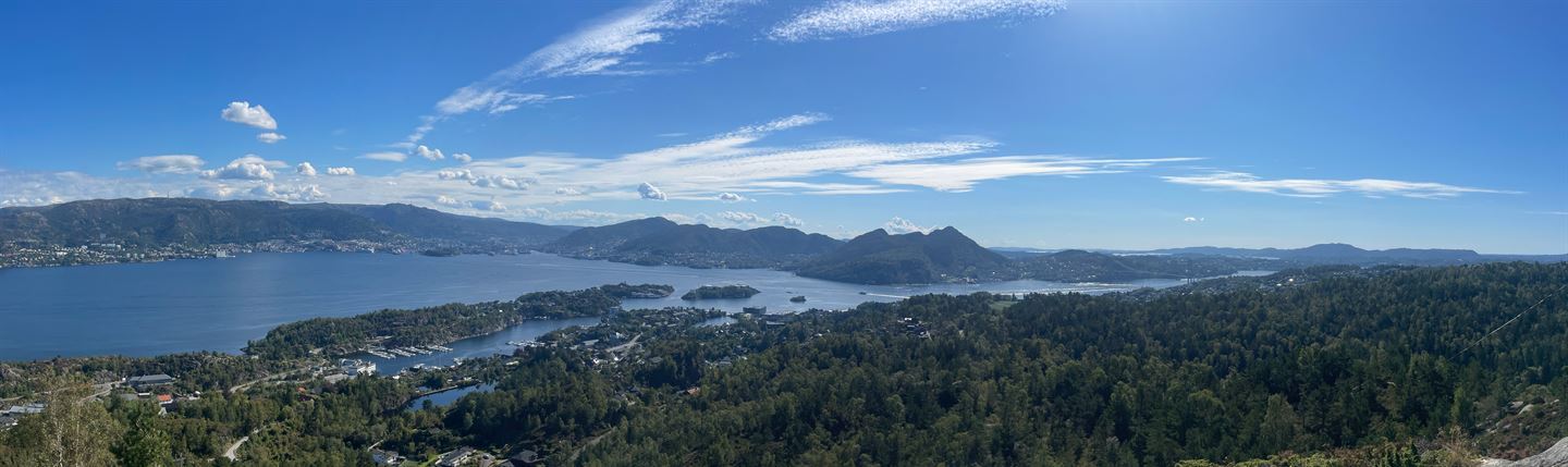 Frå Storevarden ser du Florvåg og inn til Vågen i Bergen. Sørvestover har me god sikt til  vetane ute i leia. 