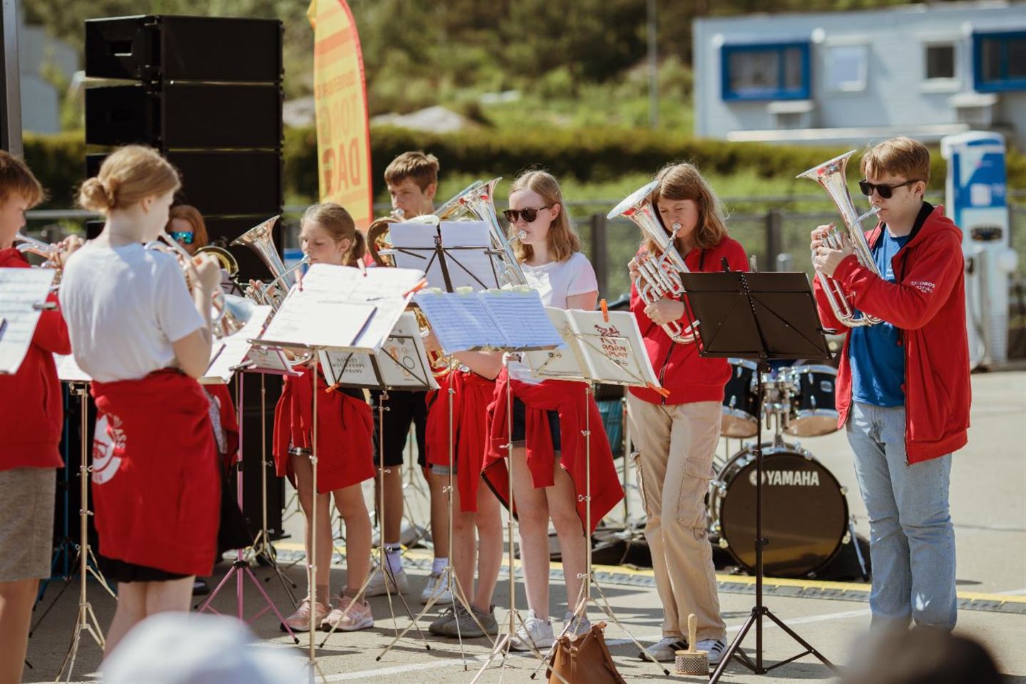 Eit korps som spelar på torget. 