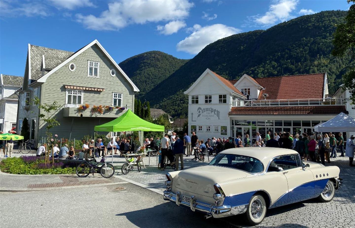 Bilete viser torget på Vik med stand fra senterpartiet og fleire menneske.