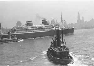 Frå havna i New York. Norsk-amerikanarane Knut M. og Johannes M. Instefjord var på 'heimtur' frå april til juli i 1949 - her frå avreisa. 