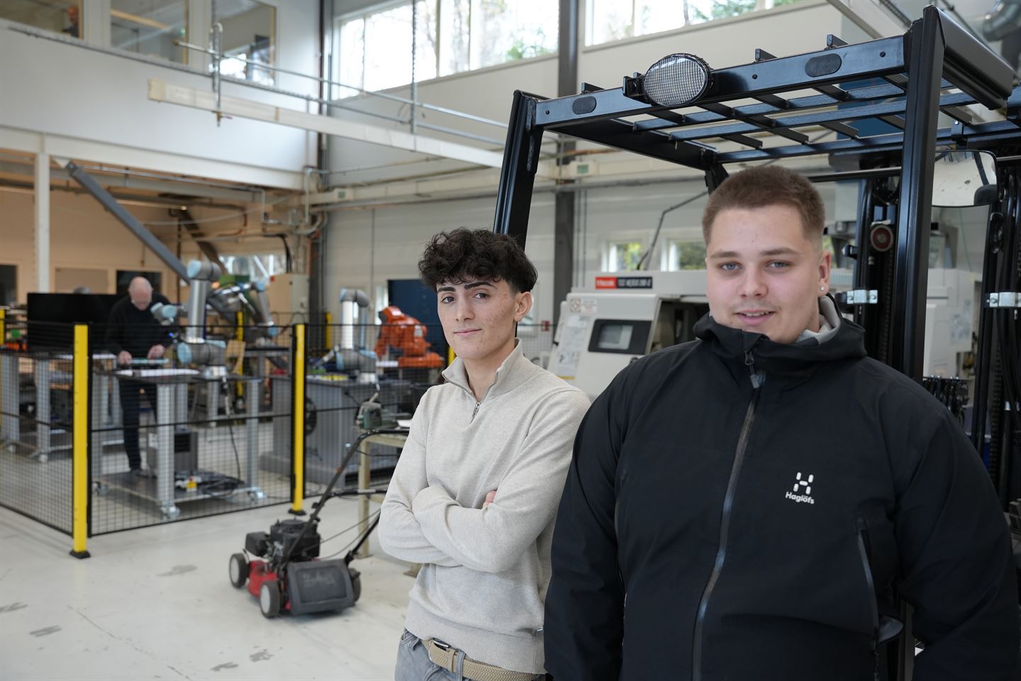 VIKTIG KUNNSKAP: Kheireddine Basman og Simen Børtveit går i andre klasse på Osterøy videregåande skule. Dei synes robottane er kjekk å jobbe med, og ikkje minst nyttig. – Det er jo viktig at vi lærer om dette, det kjem jo berre fleire robotter ute i verden, seier dei. Foto: Andreas C. Kjærland / Vestland fylkeskommune