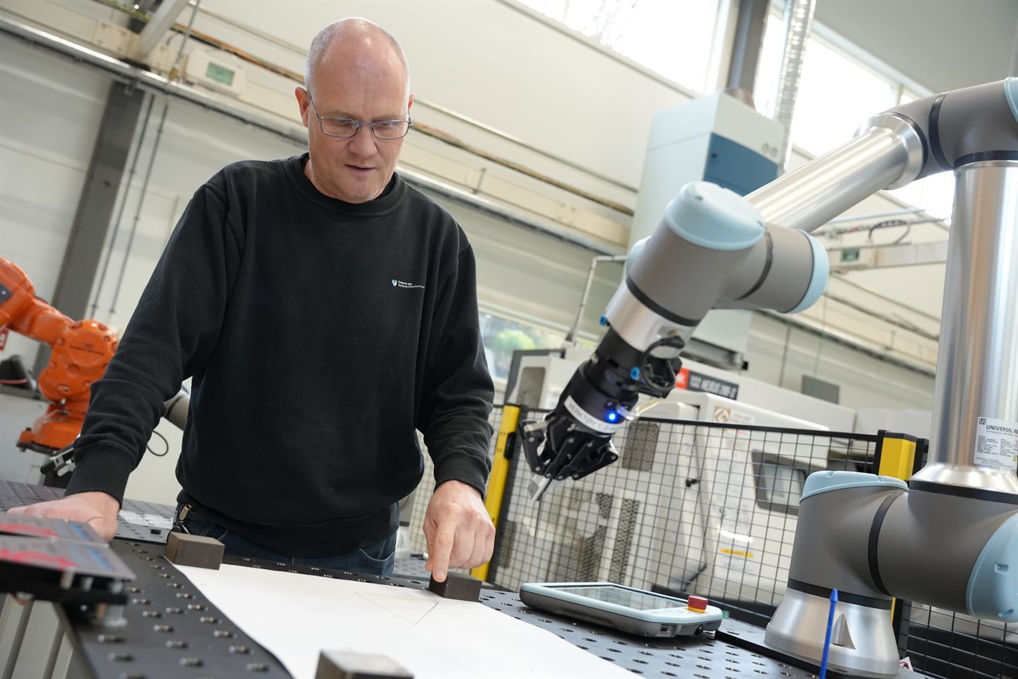 MANGE SØKJARAR: Øystein Lone tar med seg brei erfaring frå industrien inn i undervisninga. Skulen si satsing på teknologi og industri har lokka fleire kvalifiserte søkjarar til læraryrket. Foto: Andreas C. Kjærland / Vestland fylkeskommune