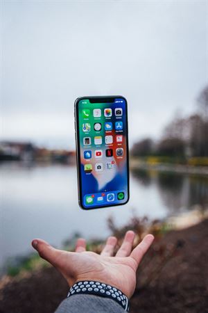 iPhone som svever over en åpen hånd